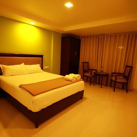 Temple Plaza Kochi Hotel Chottanikara Екстериор снимка