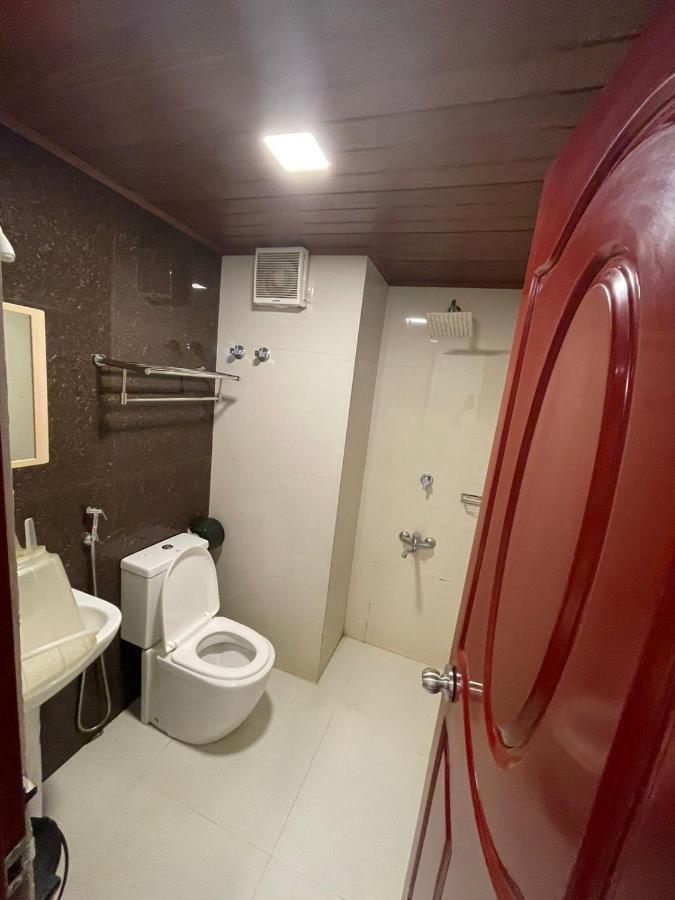 Temple Plaza Kochi Hotel Chottanikara Екстериор снимка