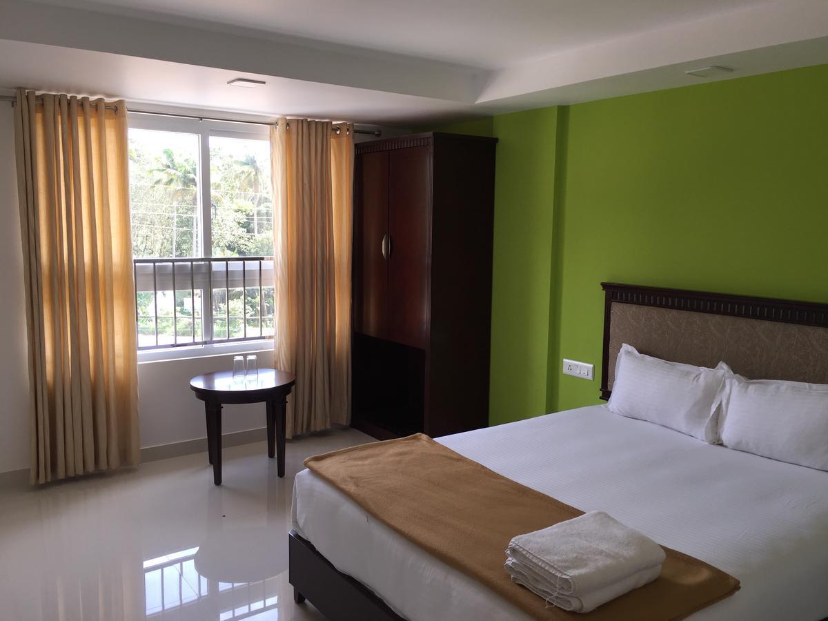Temple Plaza Kochi Hotel Chottanikara Екстериор снимка