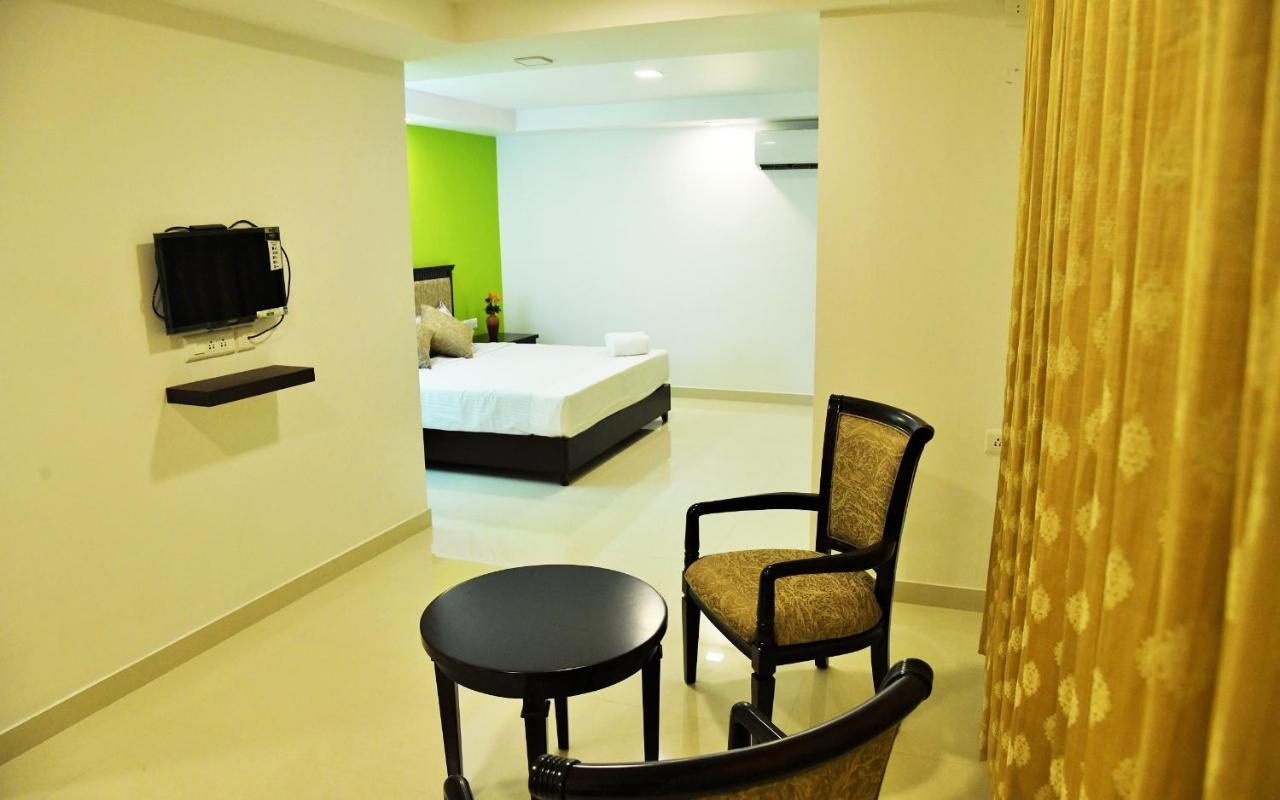 Temple Plaza Kochi Hotel Chottanikara Екстериор снимка