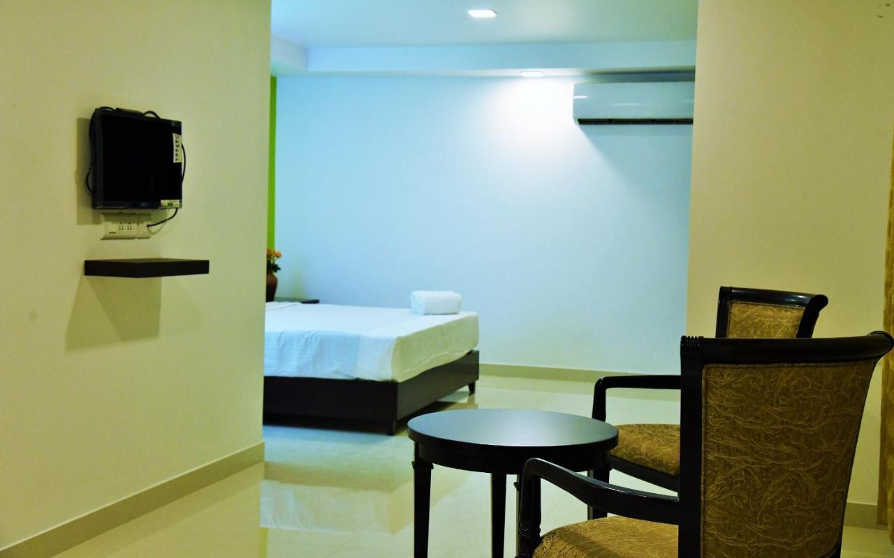 Temple Plaza Kochi Hotel Chottanikara Екстериор снимка