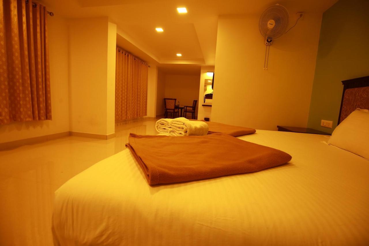 Temple Plaza Kochi Hotel Chottanikara Екстериор снимка