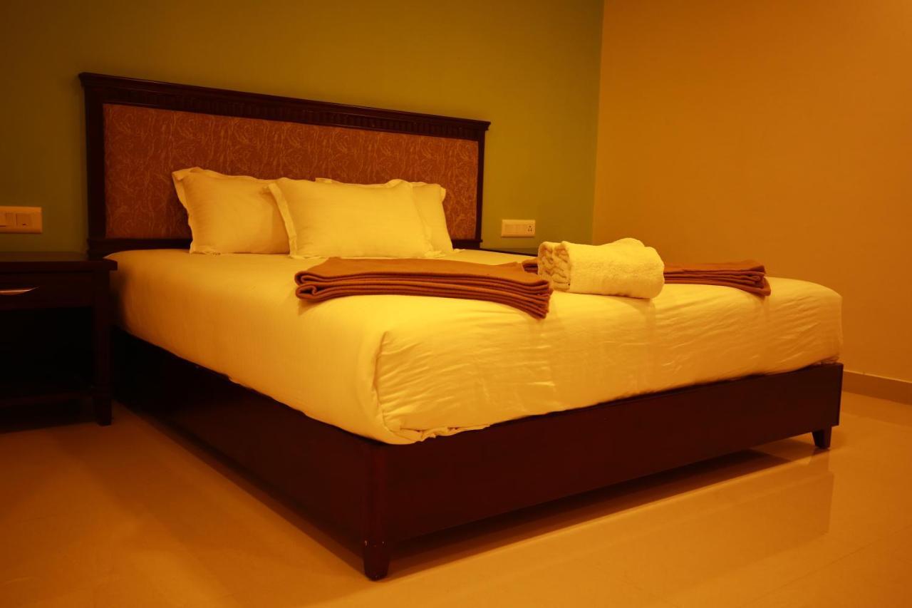 Temple Plaza Kochi Hotel Chottanikara Екстериор снимка