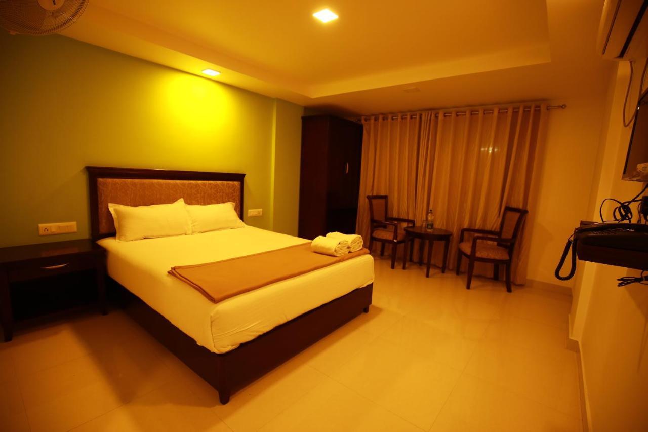 Temple Plaza Kochi Hotel Chottanikara Екстериор снимка