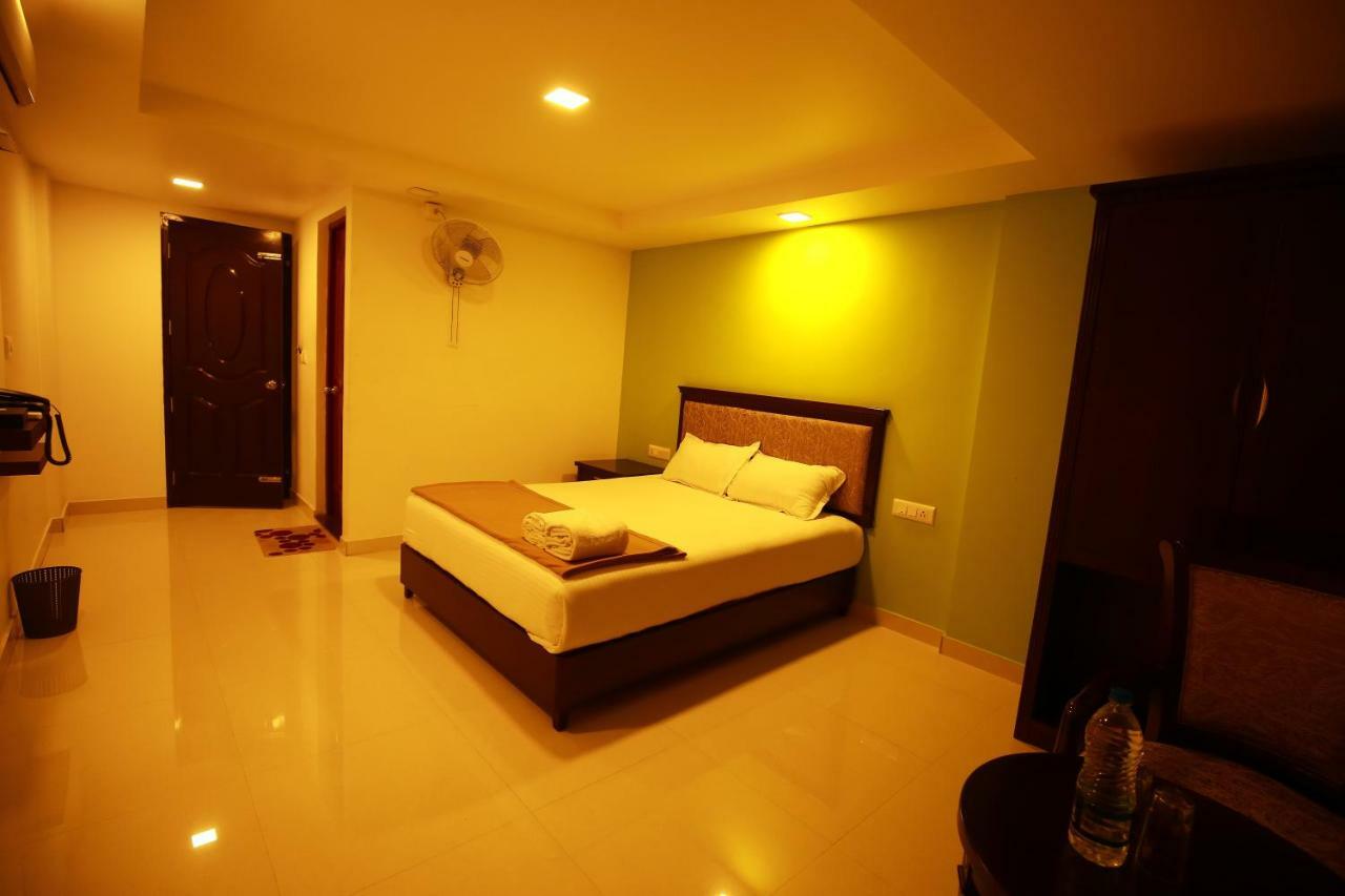 Temple Plaza Kochi Hotel Chottanikara Екстериор снимка